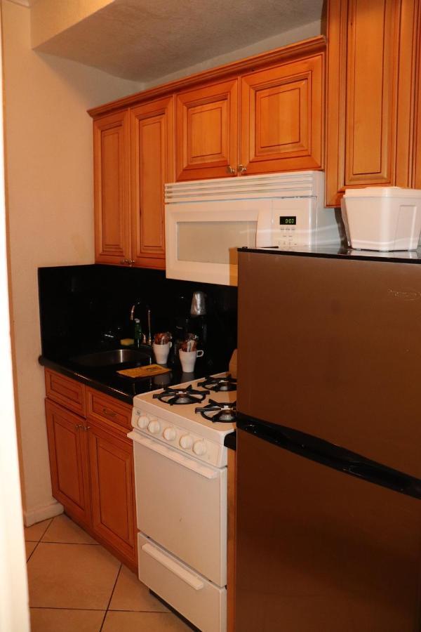 On Hollywood Beach - Affordable Two Bedrooms Sleeps 6 With Two Bathrooms Данія-Біч Екстер'єр фото