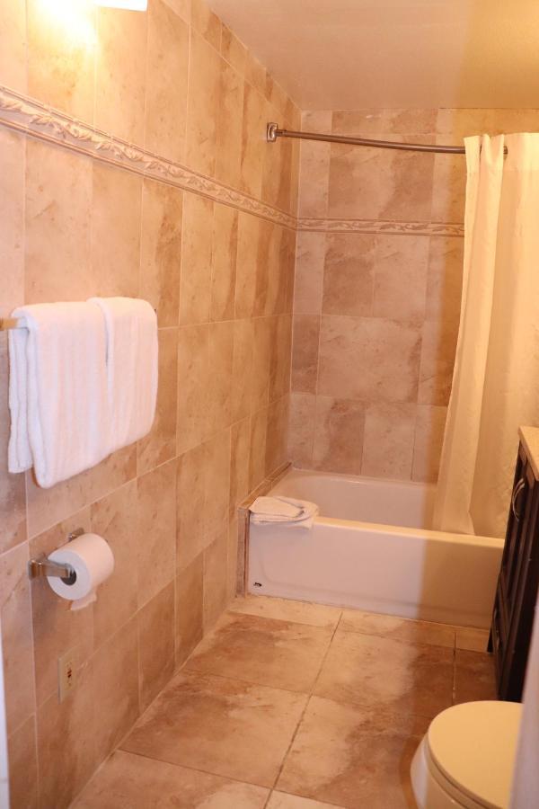 On Hollywood Beach - Affordable Two Bedrooms Sleeps 6 With Two Bathrooms Данія-Біч Екстер'єр фото