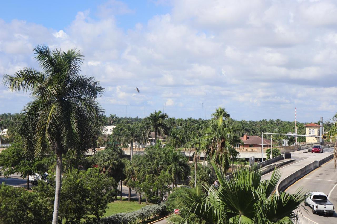 On Hollywood Beach - Affordable Two Bedrooms Sleeps 6 With Two Bathrooms Данія-Біч Екстер'єр фото