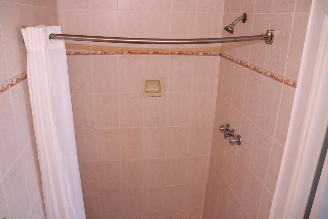 On Hollywood Beach - Affordable Two Bedrooms Sleeps 6 With Two Bathrooms Данія-Біч Екстер'єр фото